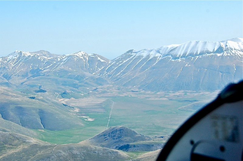 DSC_6172 Monti Sibillini e la Pian Grande di Castelluccio di Norcia.JPG - Mmonti Sibillini e la Pian Grande di Castelluccio di Norcia